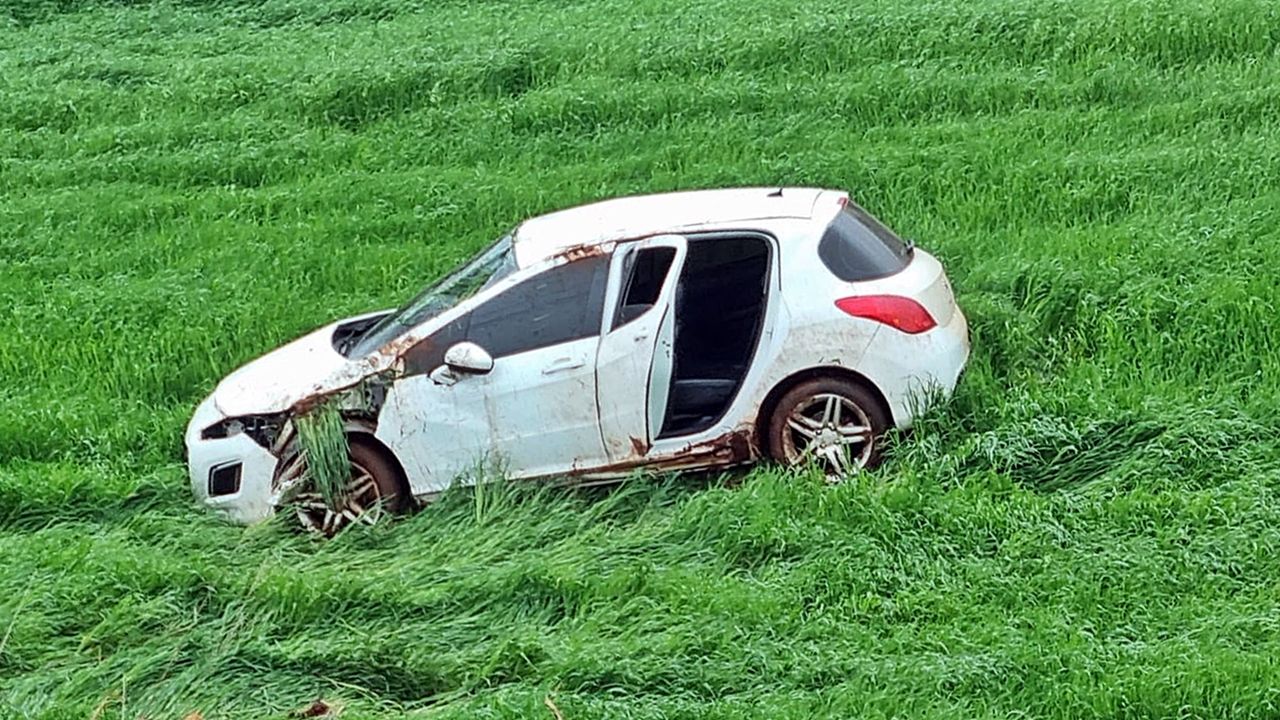 Carro sai da pista, cai em barranco de oito metros e para em plantação na BR-163 em Cascavel