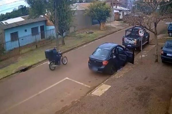 Imagem referente a notícia: Câmera de segurança registra últimos instantes de motociclista antes de acidente fatal em Cascavel