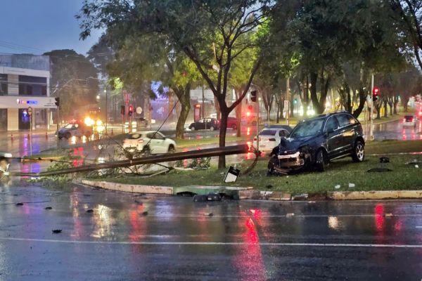 Imagem referente a notícia: Condutora sem CNH e alcoolizada colide contra poste no centro de Cascavel