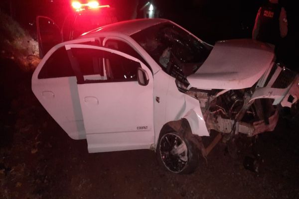Imagem referente a notícia: Cobalt sai da pista e colide em canaleta na PR-180 em Cafelândia; Passageiro morreu a caminho do hospital