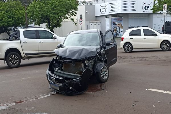 Imagem referente a notícia: Colisão entre Onix e Argo é registrada no cruzamento das Ruas Rio Grande do Sul e Uruguai em Cascavel