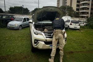 Imagem referente a notícia: PRF recupera veículo roubado e prende dois homens por receptação na BR-277, em Santa Terezinha de Itaipu