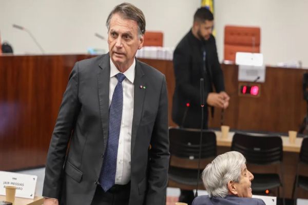 Imagem referente a notícia: Prisão domiciliar: saiba o que Bolsonaro está proibido de fazer