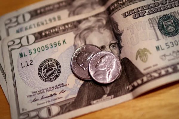 Imagem referente a notícia: Dólar cai para R$ 5,50 com maior chance de corte de juros nos EUA