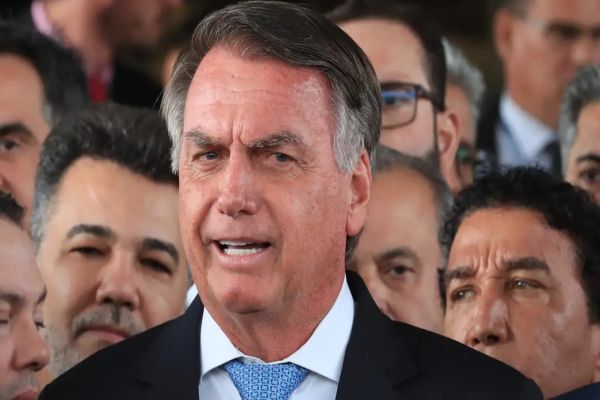 Imagem referente a notícia: Defesa de Bolsonaro diz que foi surpreendida com prisão domiciliar