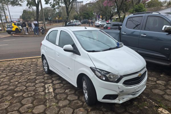 Colisão entre motoneta e carro deixa motociclista ferido na Avenida Piquiri, em Cascavel