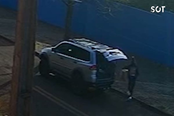 Flagrado no Ato: Morador descarta lixo irregularmente atrás de Colégio no Bairro Cataratas