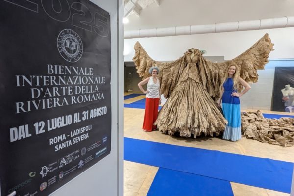 Com obra feita com mais de 10 mil filtros usados de café, artistas de Cascavel conquistam o prêmio de melhor escultura na Bienal Romana