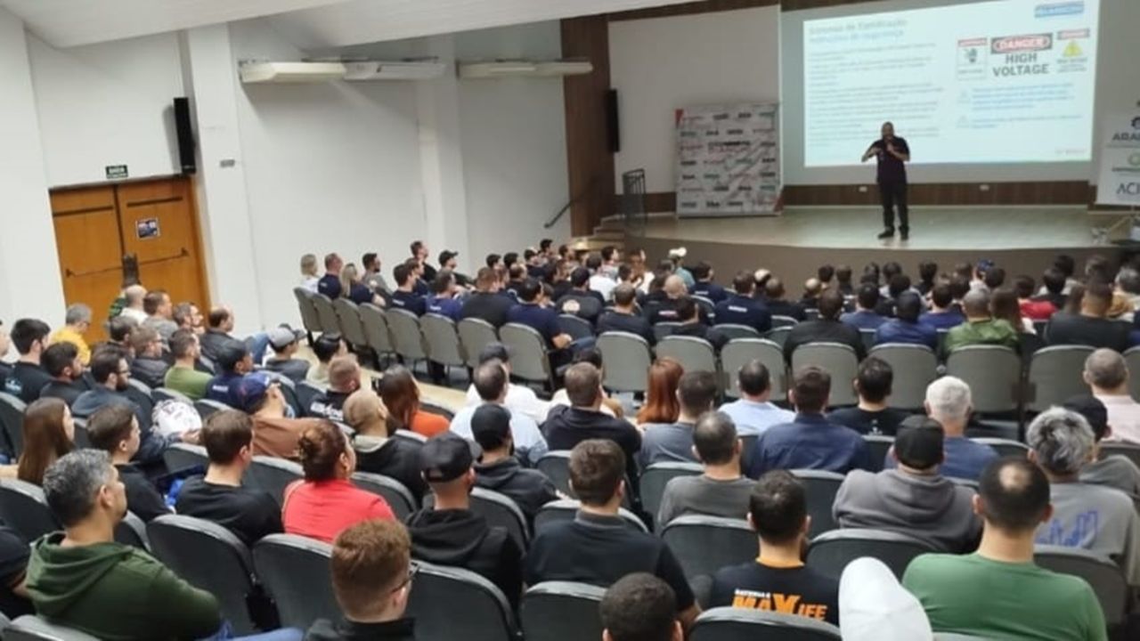 Mobilidade em transformação: palestra técnica reúne 180 profissionais do setor automotivo em Cascavel
