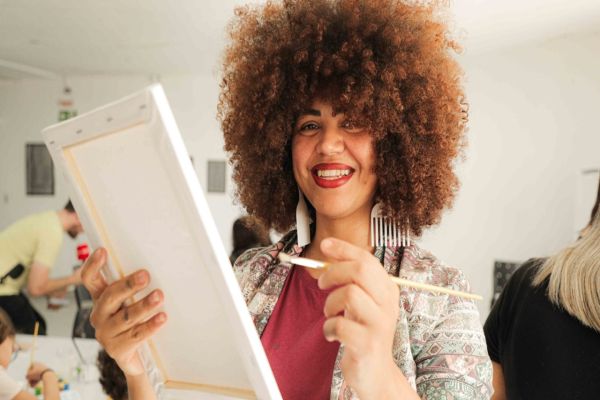 Imagem referente a notícia: Cultura oferece oficinas gratuitas e comunidade revela talentos artísticos