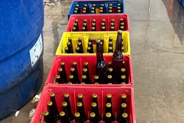 Imagem referente a notícia: 22,3 mil cervejas falsificadas: PCPR e PMPR desarticulam grupo que adulterava rótulos