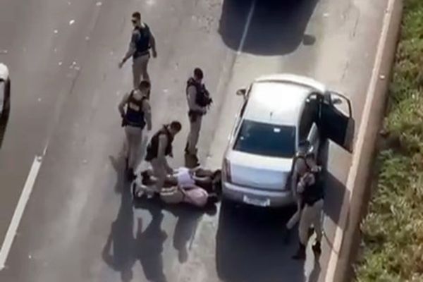 Imagem referente a notícia: Fuga interrompida: Casal é preso com carro roubado na BR-163, a caminho de Toledo