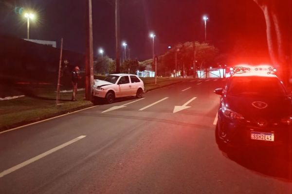 Imagem referente a notícia: Gol colide contra poste e deixa motorista ferido no bairro Alto Alegre em Cascavel