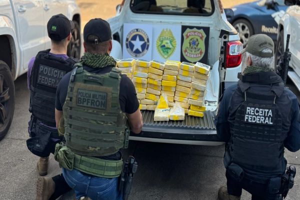 Imagem referente a notícia: Operação conjunta entre a Receita Federal, Polícia Federal e BPFron apreende 69 kg de cocaína no oeste do Paraná