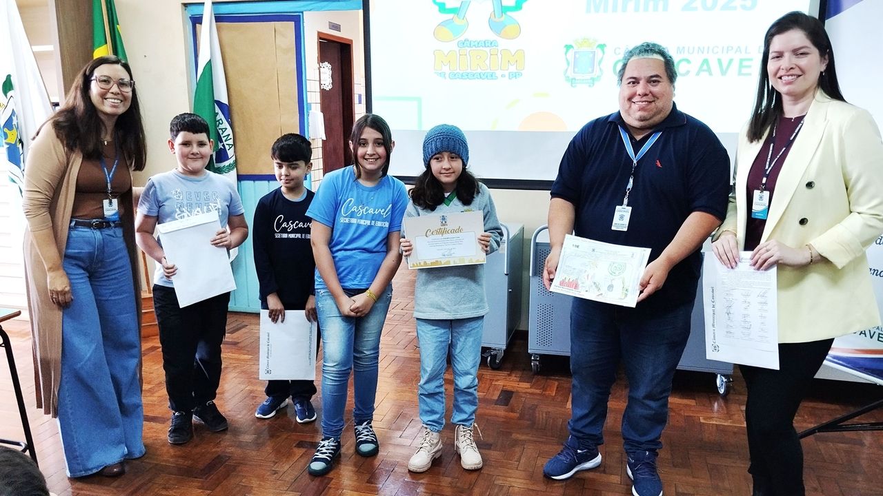 Câmara Mirim: Escola Atílio Destro recebe primeira visita para entrega de desenhos