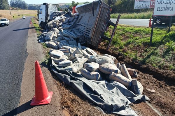 Carreta carregada de cimento tomba na BR-163 e causa transtorno no trânsito