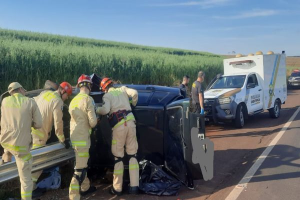 Capotamento seguido de colisão deixa uma vítima fatal e uma gravemente ferida na PRC-272