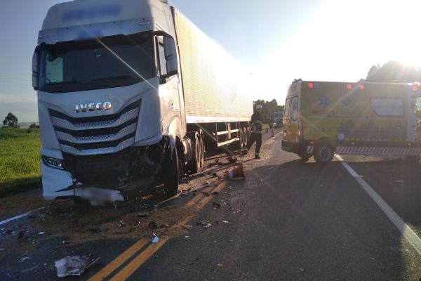 Duas pessoas morrem em colisão frontal entre carreta e carro na BR-373 em Ponta Grossa