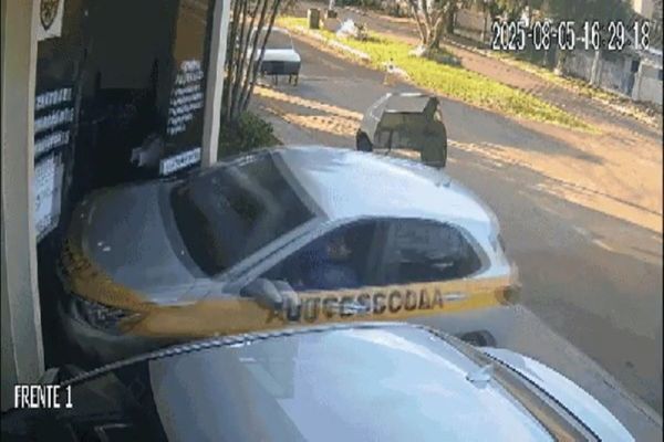Carro invade autoescola durante aula de baliza em Mamborê
