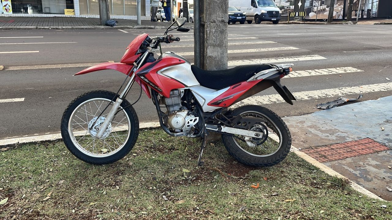 Colisão entre carro e moto deixa motociclista de 63 anos ferido no Centro de Cascavel