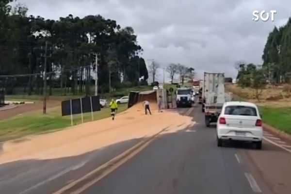 Imagem referente a notícia: Bitrem carregado com grãos tem parte traseira desprendida e causa transtornos na BR-277 em Santa Tereza do Oeste