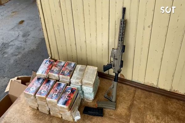 Imagem referente a notícia: Grande apreensão de crack, fuzil e munições é realizada pela Polícia Militar no Bairro Canadá em Cascavel