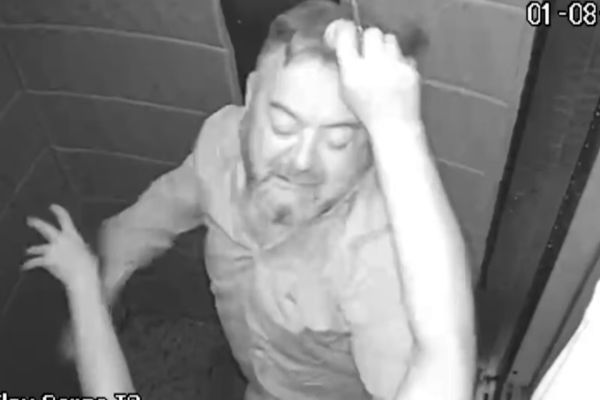 Imagem referente a notícia: Homem de 55 anos é preso após agredir companheira dentro de elevador no DF