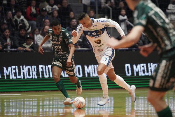 Imagem referente a notícia: Pato vence Cascavel Futsal e mantém vantagem no clássico paranaense da LNF
