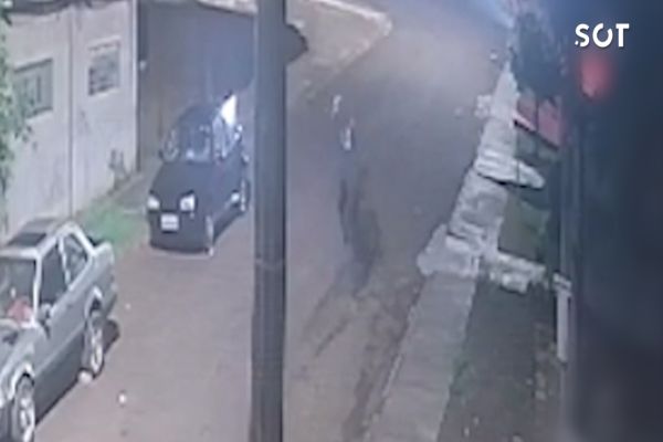 Imagem referente a notícia: Novas imagens: Briga na Rua Plínio Salgado em Cascavel termina em homicídio