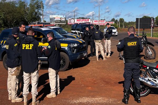 PRF atua em ação conjunta para reprimir agenciadores de estacionamento na BR-469, em Foz do Iguaçu