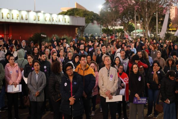 ‘Educação deve ser prioridade no orçamento’: ato em Cascavel cobra investimento e valorização do magistério