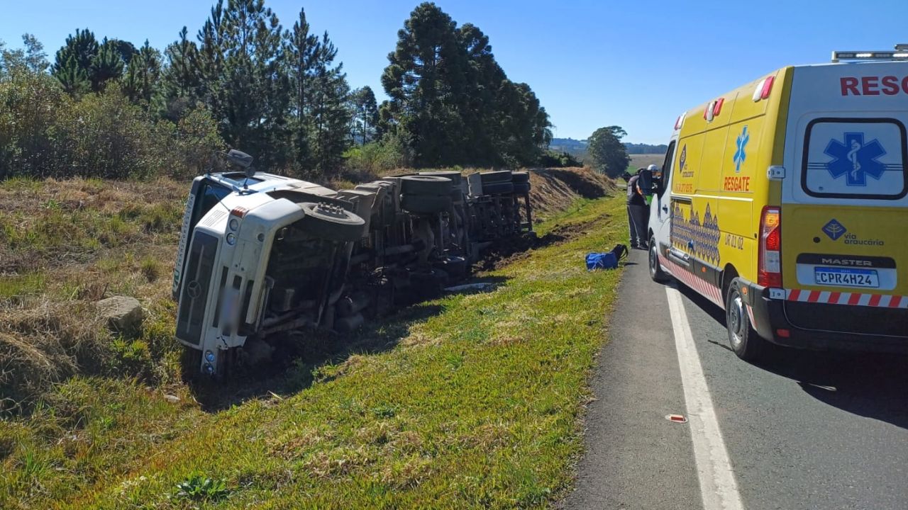 Tombamento de carreta é registrado na BR-277 em Palmeira/PR