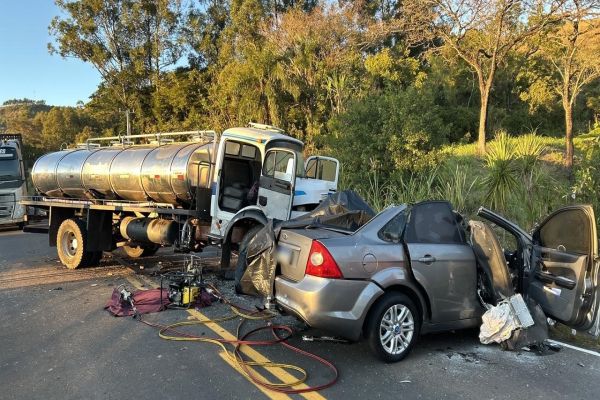 Imagem referente a notícia: Colisão na PR-487 em Cândido de Abreu deixa um morto e um ferido
