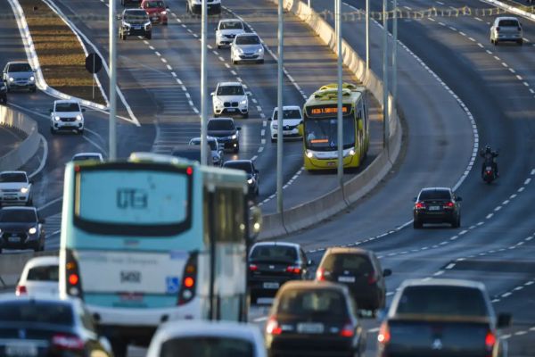 Imagem referente a notícia: Governo federal recebe sugestões para levar internet a rodovias