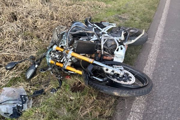 Imagem referente a notícia: Colisão entre moto e caminhão tira a vida de homem de 35 anos na PR-281 no sudoeste do Paraná