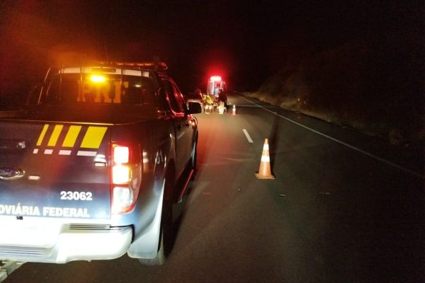 Gol colide contra mureta e deixa motorista ferido na BR-376 em Tibagi