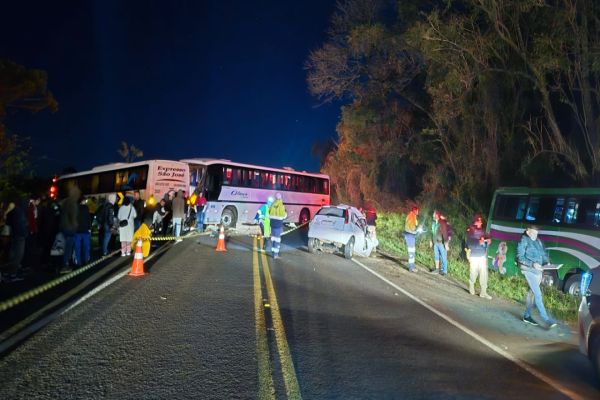 Grave acidente entre automóvel e três ônibus deixa duas mortes e 13 feridos na BR-277 em Céu Azul