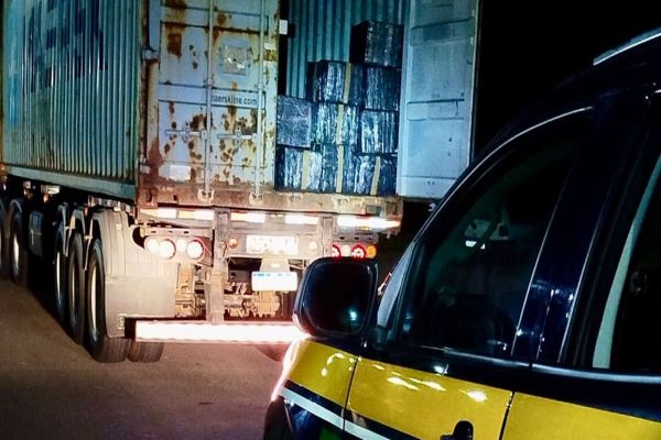 Imagem referente a notícia: PRF apreende mais de 350 quilos de maconha na BR-277, em Irati
