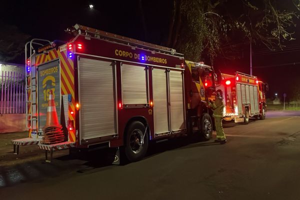 Imagem referente a notícia: Fogo em fritadeira de restaurante mobiliza bombeiros no Jardim Gramado em Cascavel