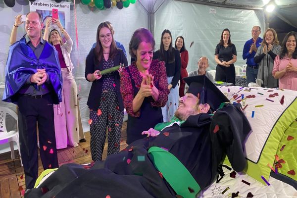 Imagem referente a notícia: Estudante com paralisia cerebral se forma em Serviço Social na Unioeste