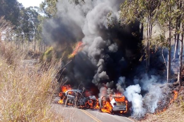 Carros pegam fogo após colisão na PR-158 e chamas se espalham pela rodovia