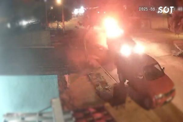 Câmera registra perseguição policial, colisão e apreensão de grande quantidade de droga no Bairro Cascavel Velho