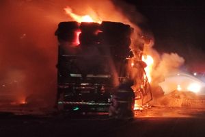 Imagem referente à notícia: Colisão entre carretas provoca explosão e deixa um morto na BR-277 em Campo Bonito