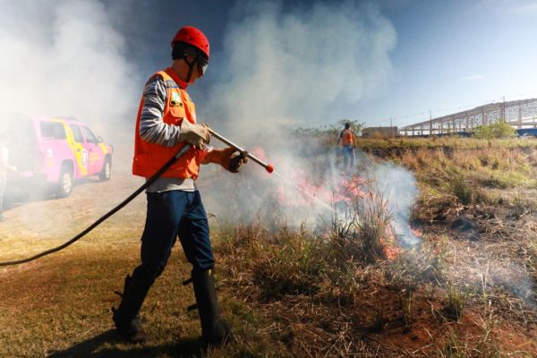 Imagem referente a notícia: Simulação prepara equipes para combate a incêndios em vegetação em Cascavel