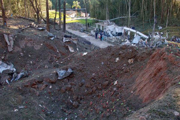 Imagem referente a notícia: Explosão em fábrica de explosivos no Paraná deixa nove mortos e mobiliza forças de segurança