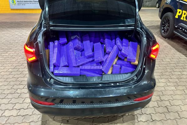 PRF apreende quase 280 kg de drogas em abordagem na BR-277, em Cascavel