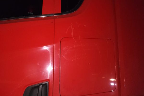 Homem com chave de fenda ataca caminhão em movimento na BR-277 e foge