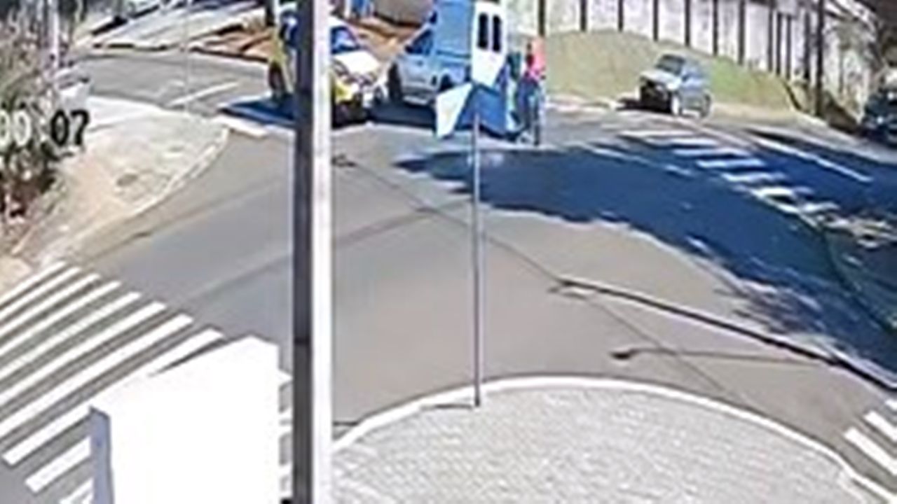 Câmera flagra acidente entre carro e moto que deixou casal ferido no Bairro Brasília, em Cascavel