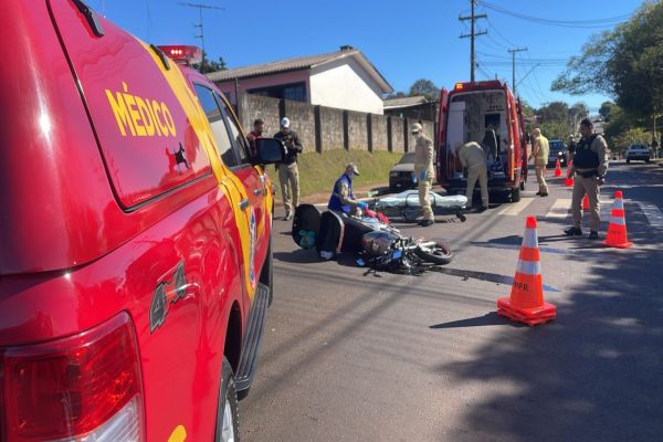 Imagem referente a notícia: Forte colisão entre carro e moto deixa casal ferido no Bairro Brasília, em Cascavel