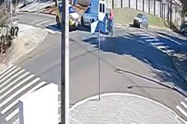Imagem referente a notícia: Câmera flagra acidente entre carro e moto que deixou casal ferido no Bairro Brasília, em Cascavel
